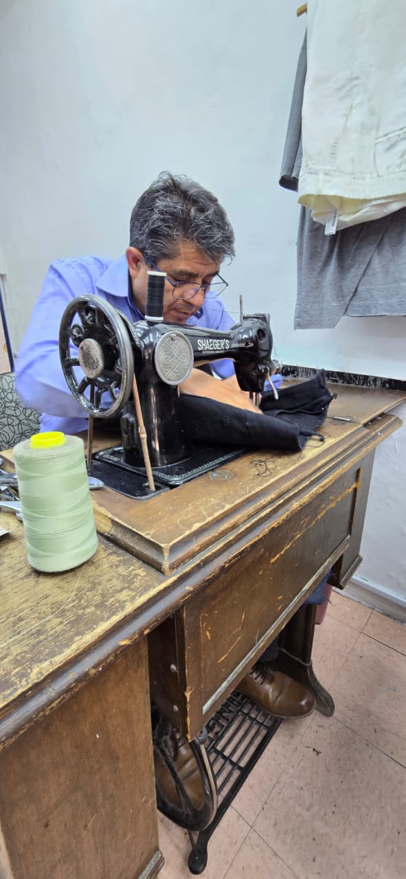 Maestro artesano trabajando en De León, La Sastrería de Polanco